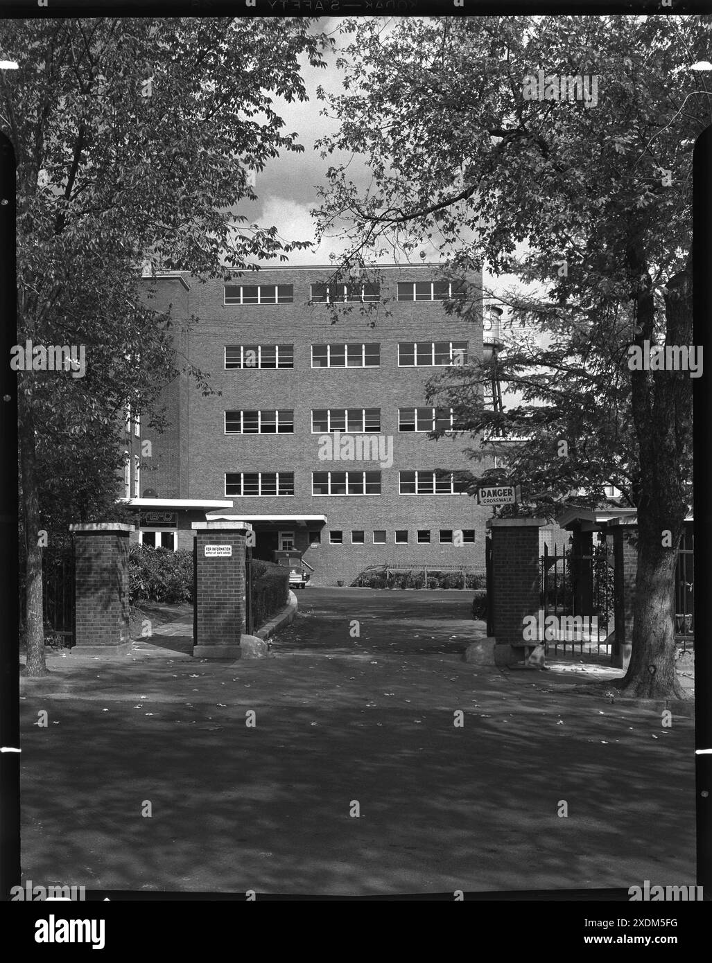 Becton Dickinson, East Rutherford, New Jersey. Blick auf die andere Straßenseite. Gottscho-Schleisner Kollektion Stockfoto