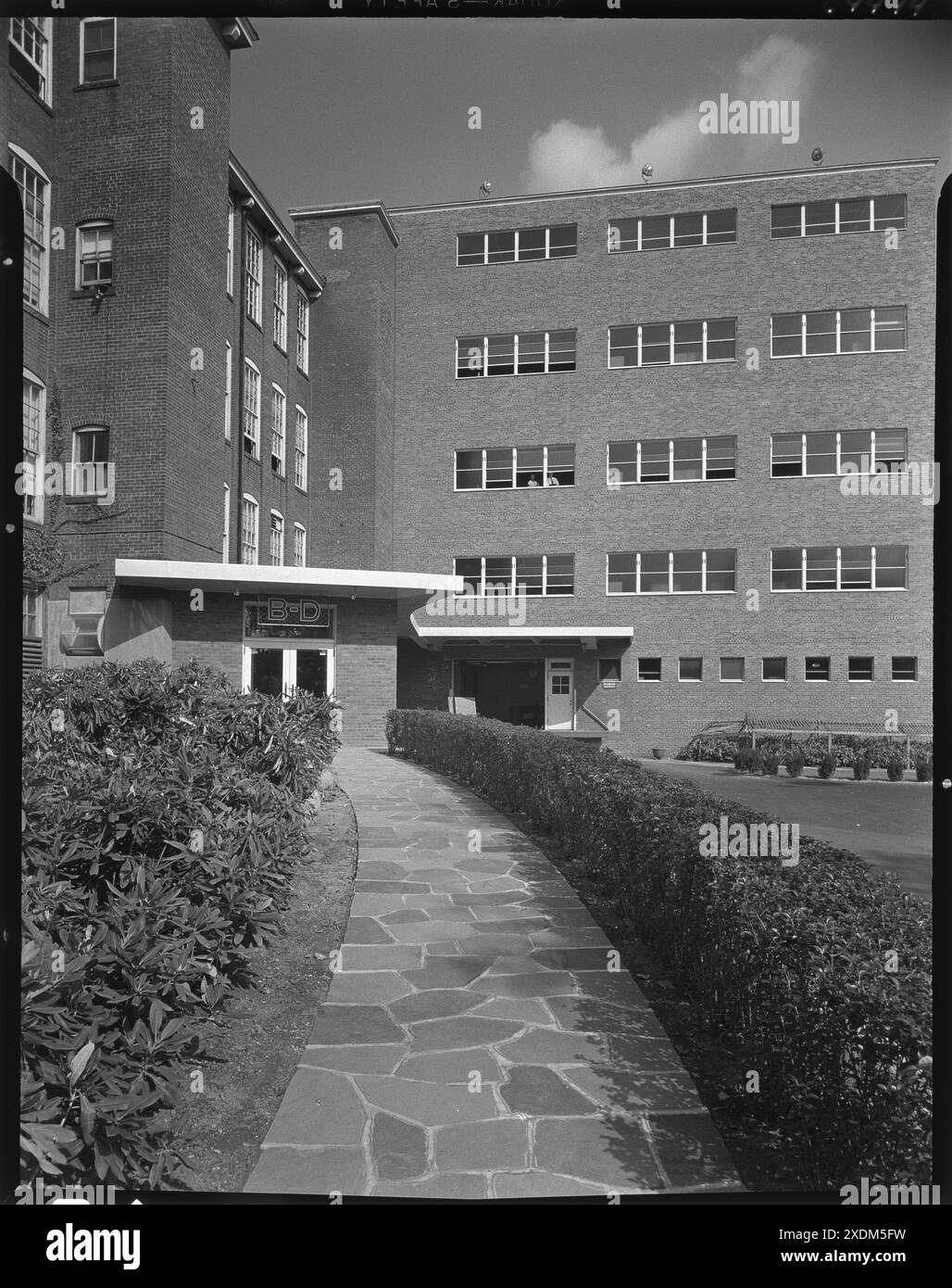 Becton Dickinson, East Rutherford, New Jersey. Vertikale Ansicht zum Eingang. Gottscho-Schleisner Kollektion Stockfoto