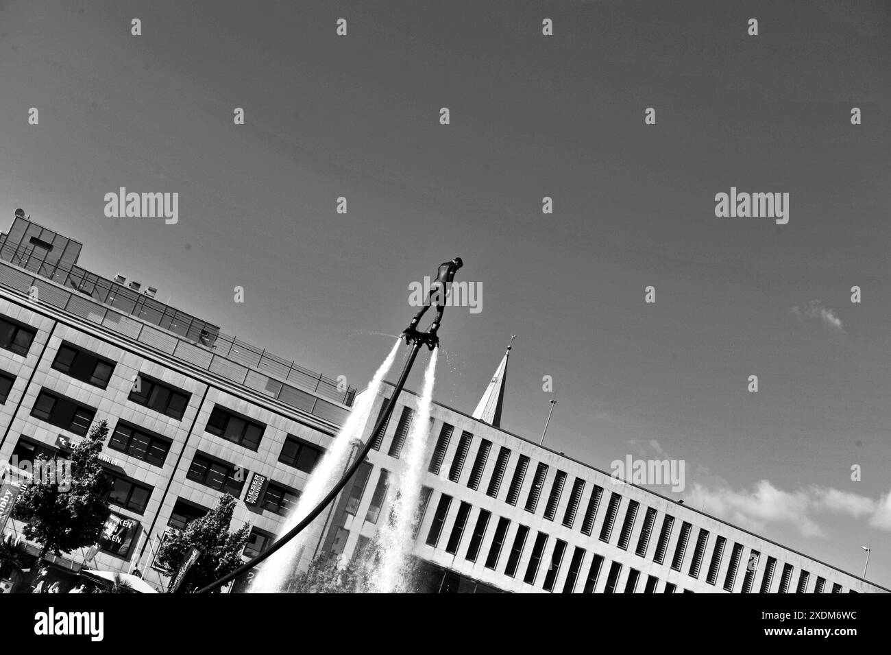 Kieler Woche 2024: Flyboarder in der City Stockfoto