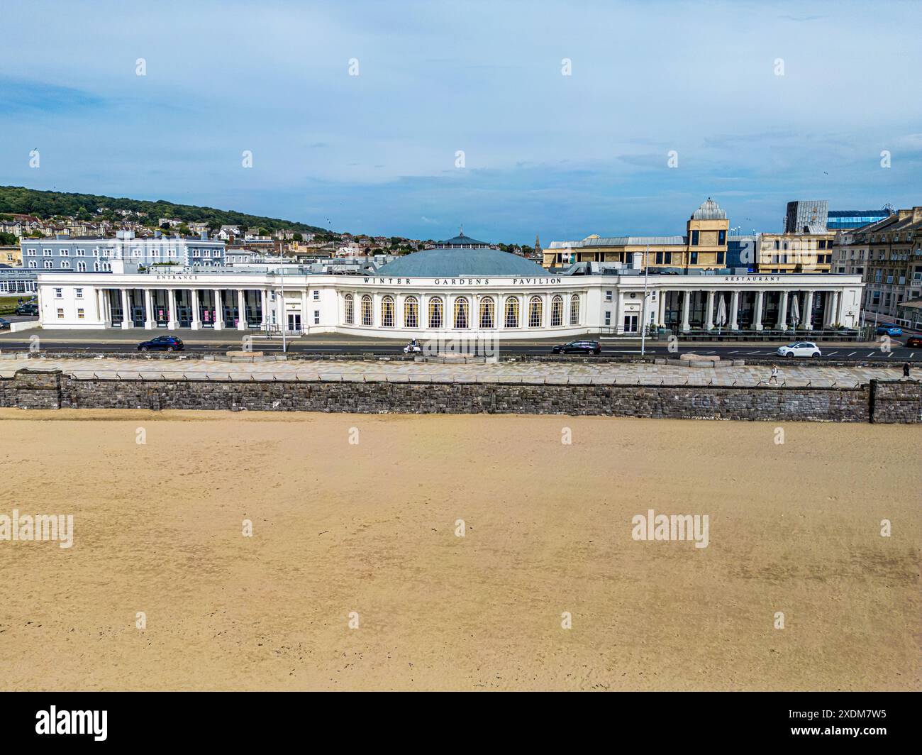 Luftdrohnenaufnahme der Vorderseite des historischen Winter Gardens Pavillion in Weston-super-Mare, North Somerset. Zeigt neo-georgianische Architektur. Stockfoto