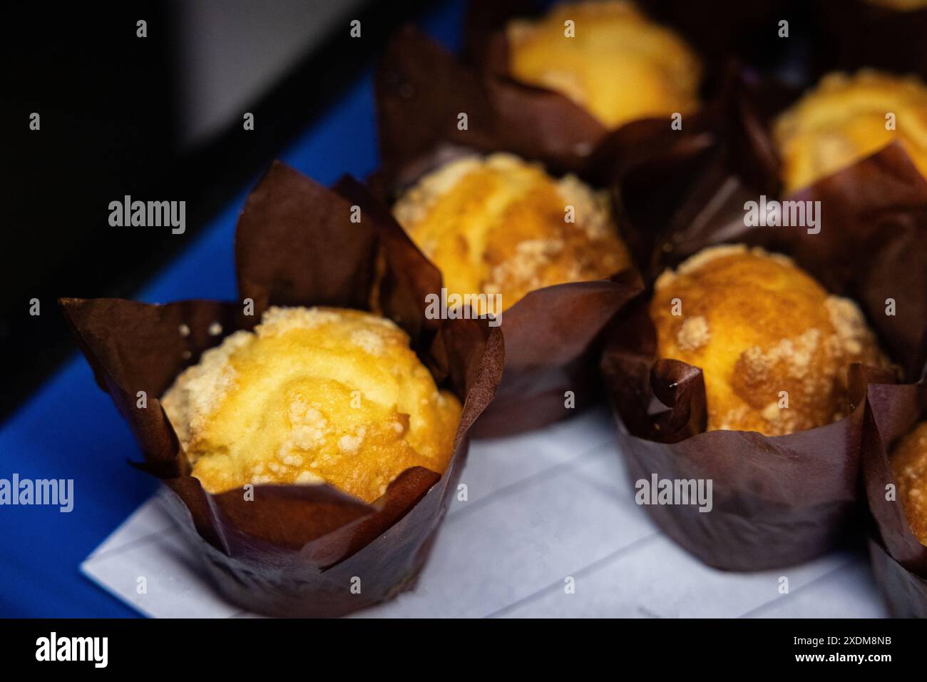 Cupcakes in einer Papierverpackung Nahaufnahme bei einer Veranstaltung oder Firmenfeier. Muffins zum Frühstück. Dessert für Kaffee. Süßes Gebäck Stockfoto