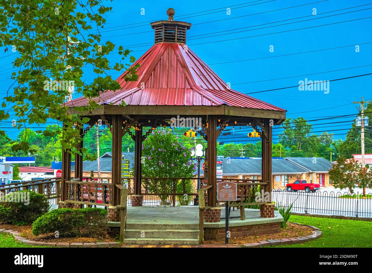 Wartburg, Tennessee, USA - 29. Juli 2023: Kuppel in der Nähe des Morgan County Gerichtsgebäudes in der Innenstadt. Stockfoto