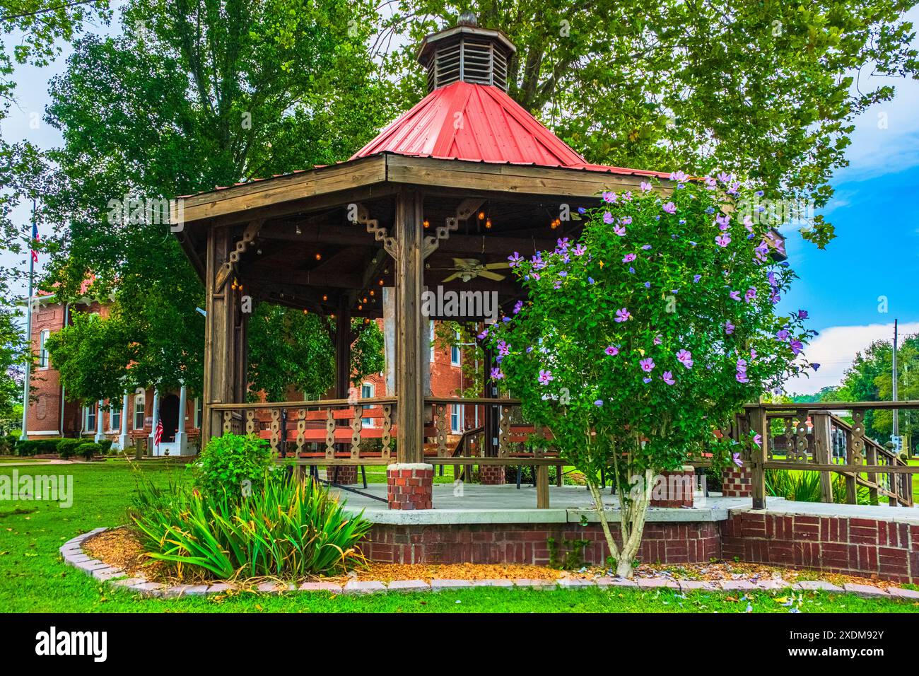 Wartburg, Tennessee, USA - 29. Juli 2023: Kuppel in der Nähe des Morgan County Gerichtsgebäudes in der Innenstadt. Stockfoto