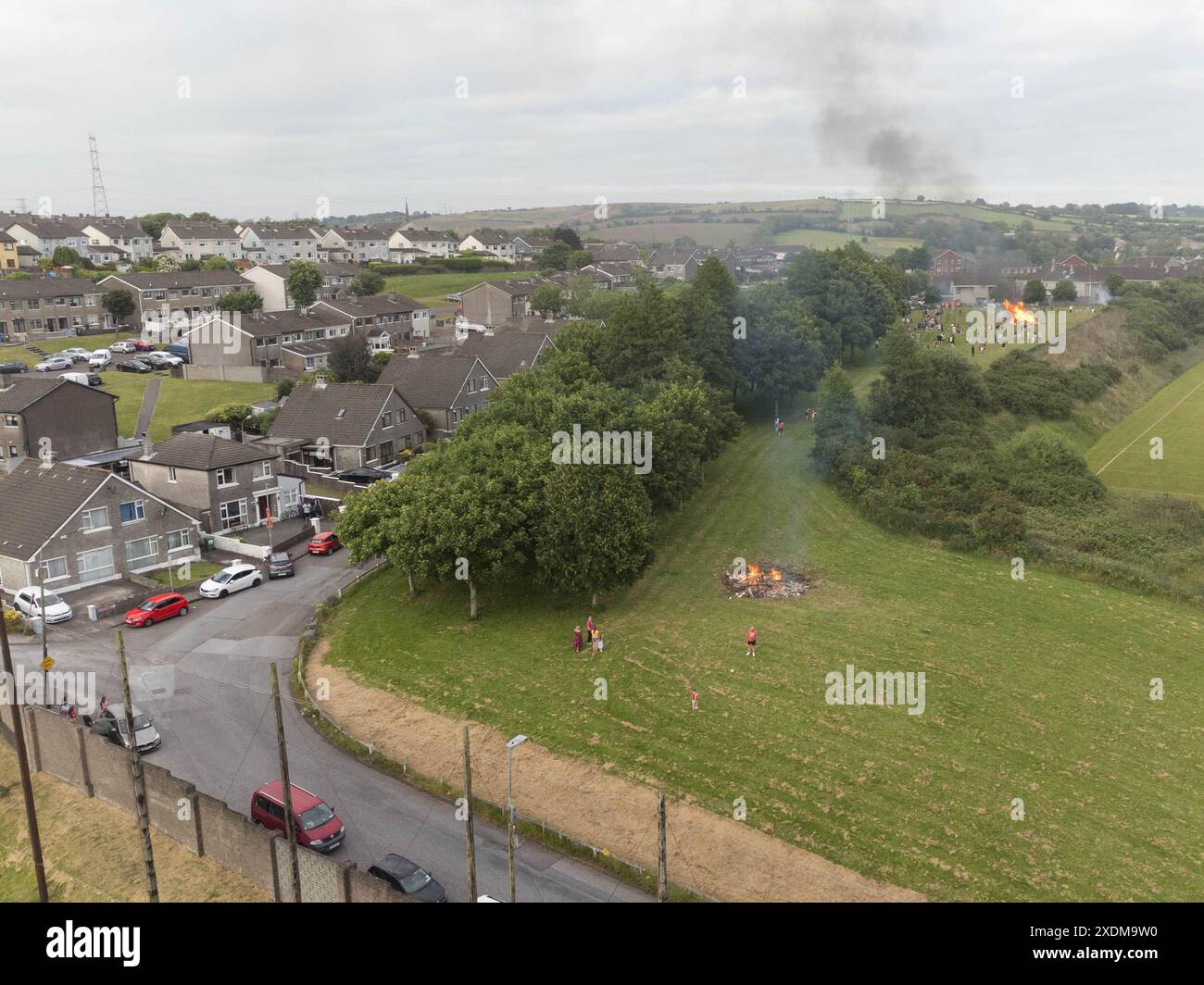 Cork, Irland, 23. Juni 2024. DC 23-6-24 Bonfire Night tobt in der gesamten Northside mit warmem Wetter, Cork, Irland. Es ist wieder die Zeit des Jahres, wo Cork City Fire Brigade mit Anrufen in einer der geschäftigsten Nächte ihres Jahres überflutet wird. Das Ereignis hat seine Wurzeln in alten heidnischen Traditionen, wo Feuer angezündet werden, um den Sommer zu begrüßen und sich vom Frühling zu verabschieden, aber das Ereignis hat im Laufe der Jahre Kontroversen ausgelöst, da es ziemlich viele antisoziale Verhaltensweisen hervorruft und viele es als Nacht nutzen, um Müll zu verbrennen Luftverschmutzung in die Luft aufblasen. E Guthaben: Damian Coleman/Alamy Live News Stockfoto