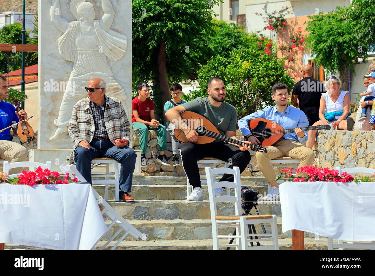 Traditionelle Musik, Tilos Island, Dodekanesisch. Szenen aus der Dreharbeiten einer Fernsehsendung über griechischen Tanz, die 2024 ausgestrahlt werden soll. Vom Juni 2024. Stockfoto
