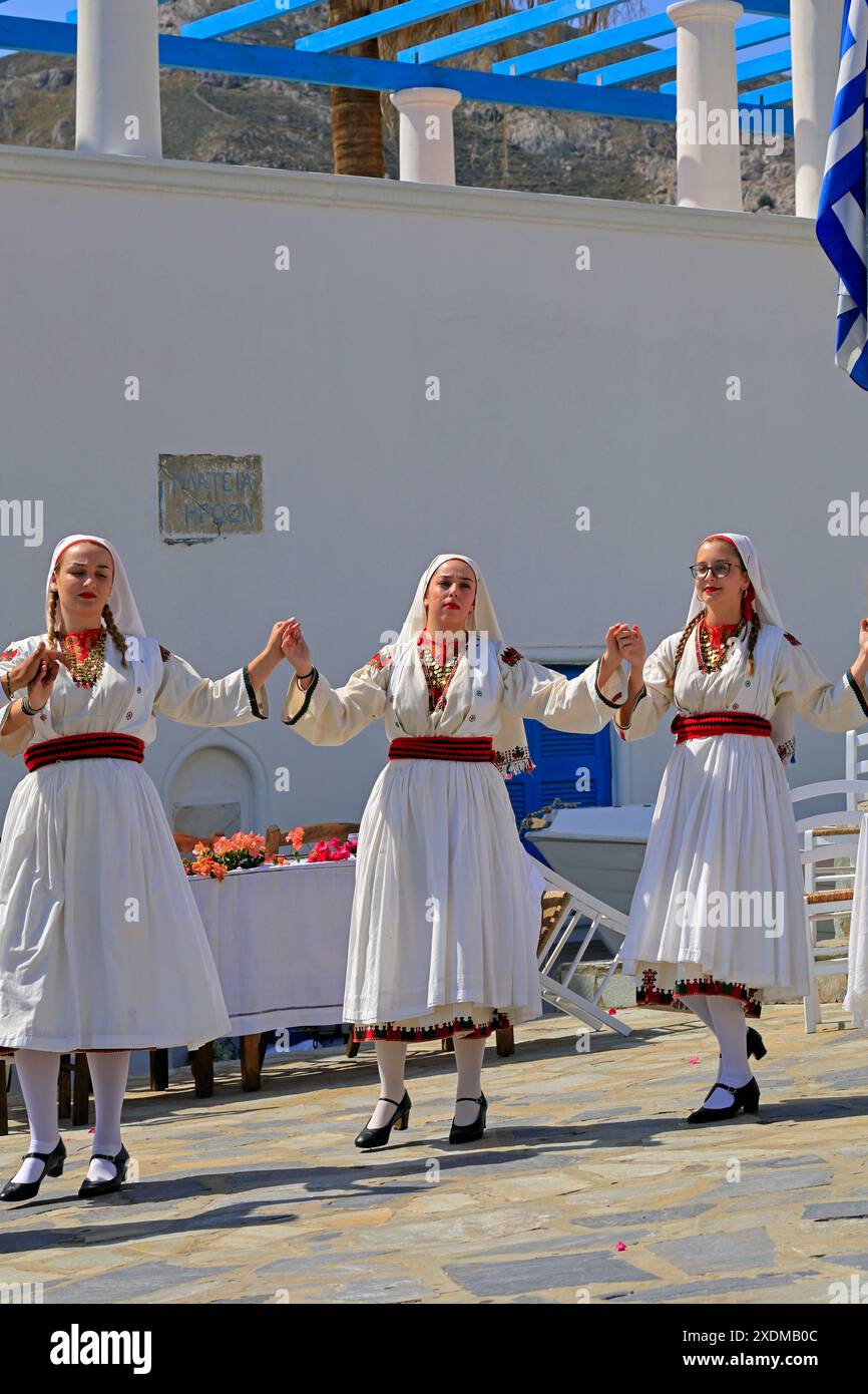 Tilos Island, Dodekanesisch. Szenen aus der Dreharbeiten einer Fernsehsendung über griechischen Tanz, die 2024 ausgestrahlt werden soll. Vom Juni 2024. Stockfoto