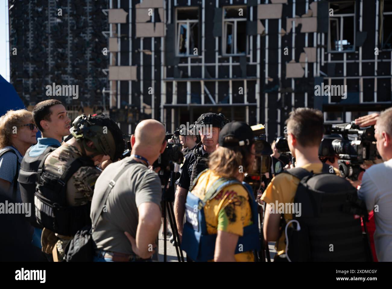 Russischer Bombenanschlag auf das Wohngebiet Charkiw am 22. Juni 2024 Stockfoto