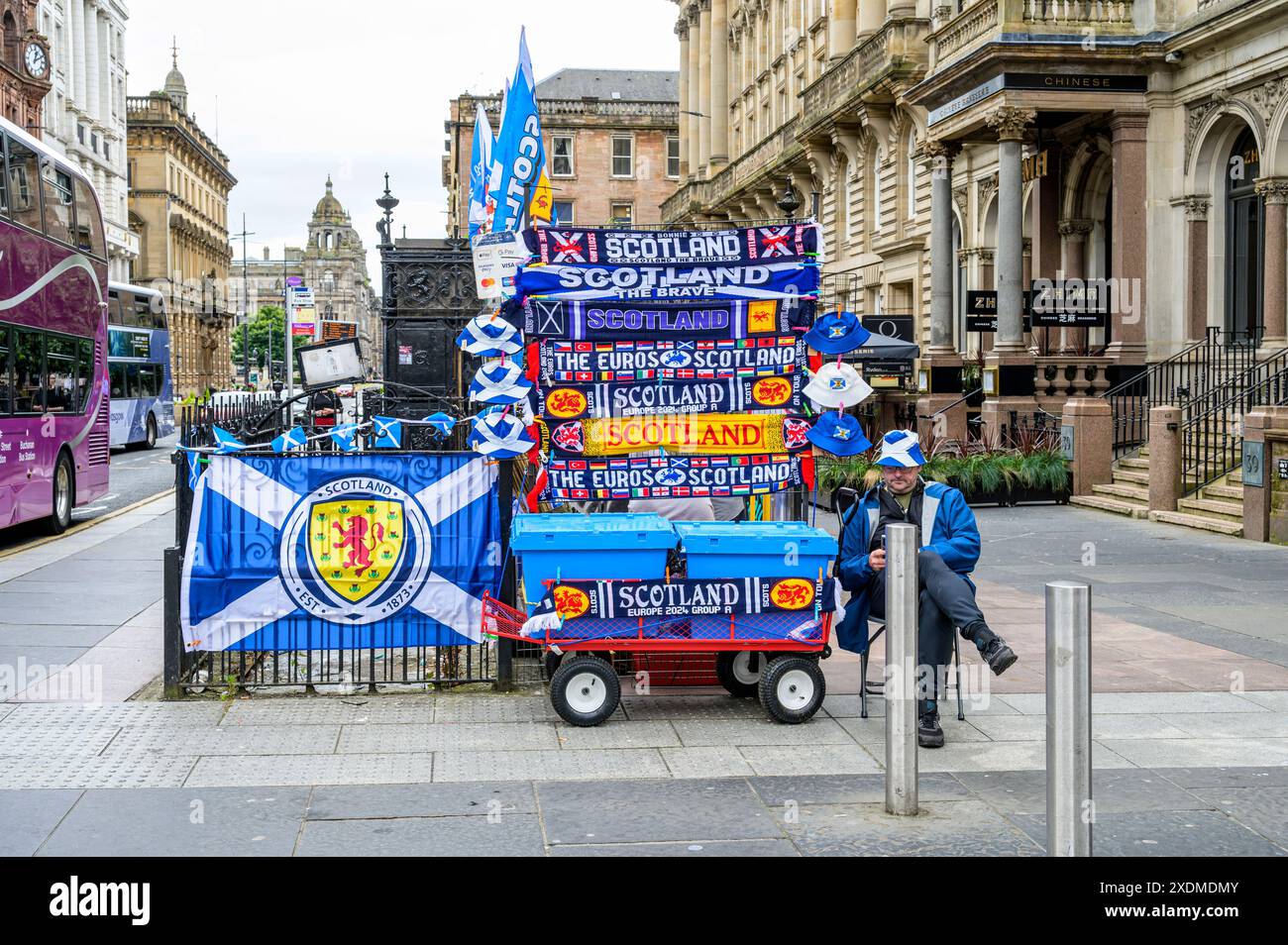 Verkaufsstand mit Schals und Flaggen aus Schottland in der Buchanan Street, Glasgow, Schottland, Großbritannien, Europa Stockfoto