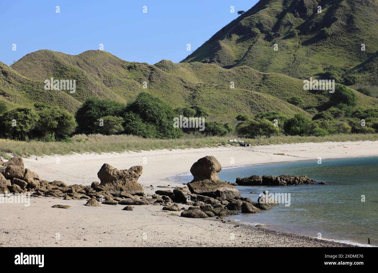 Weißer Sandstrand auf Padar Island. Komodo-Nationalpark, Indonesien Stockfoto