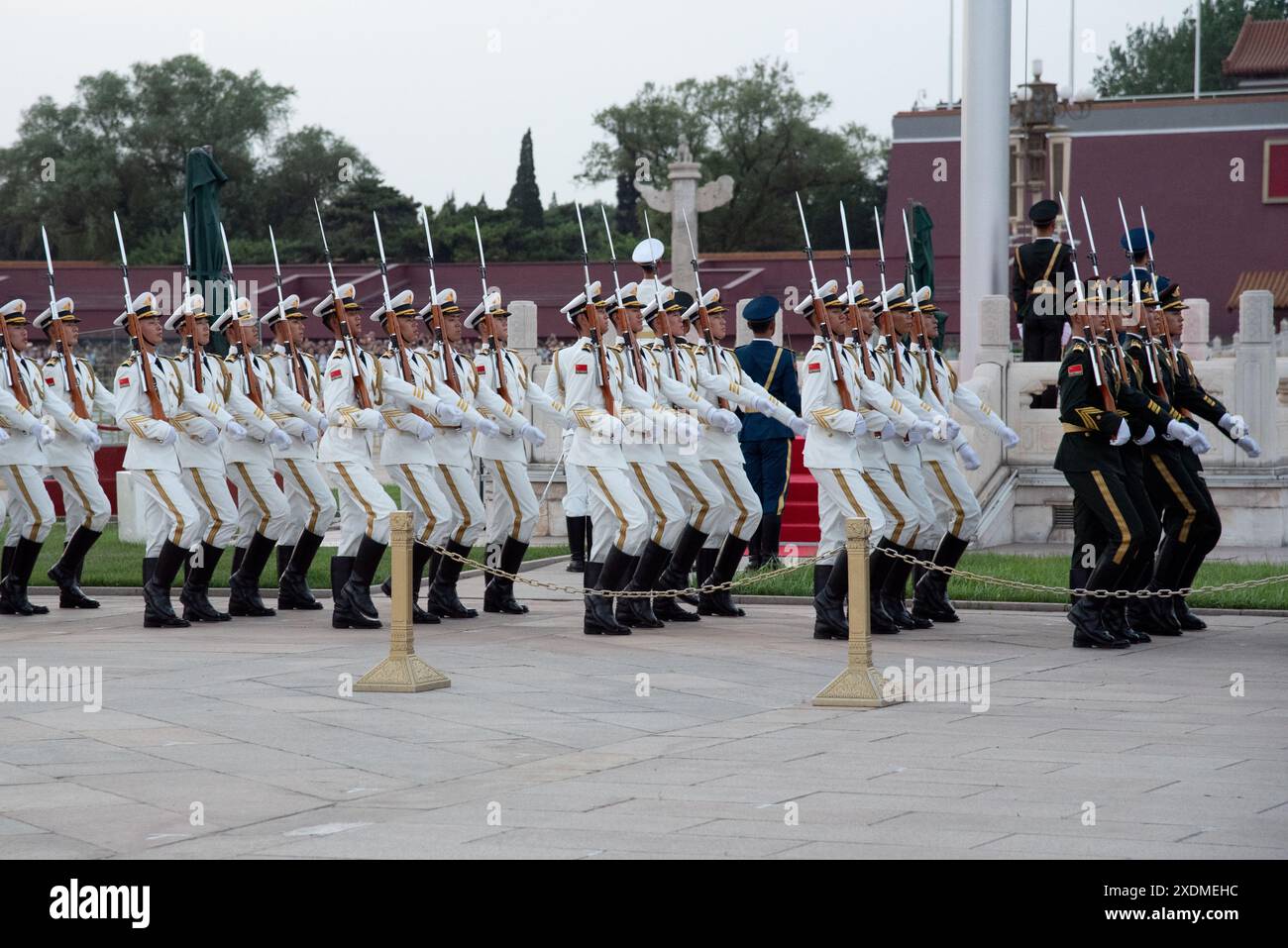 Chinesische Militärsoldaten paraden in voller Synchronisierung Tiananmen Platz Peking China Stockfoto