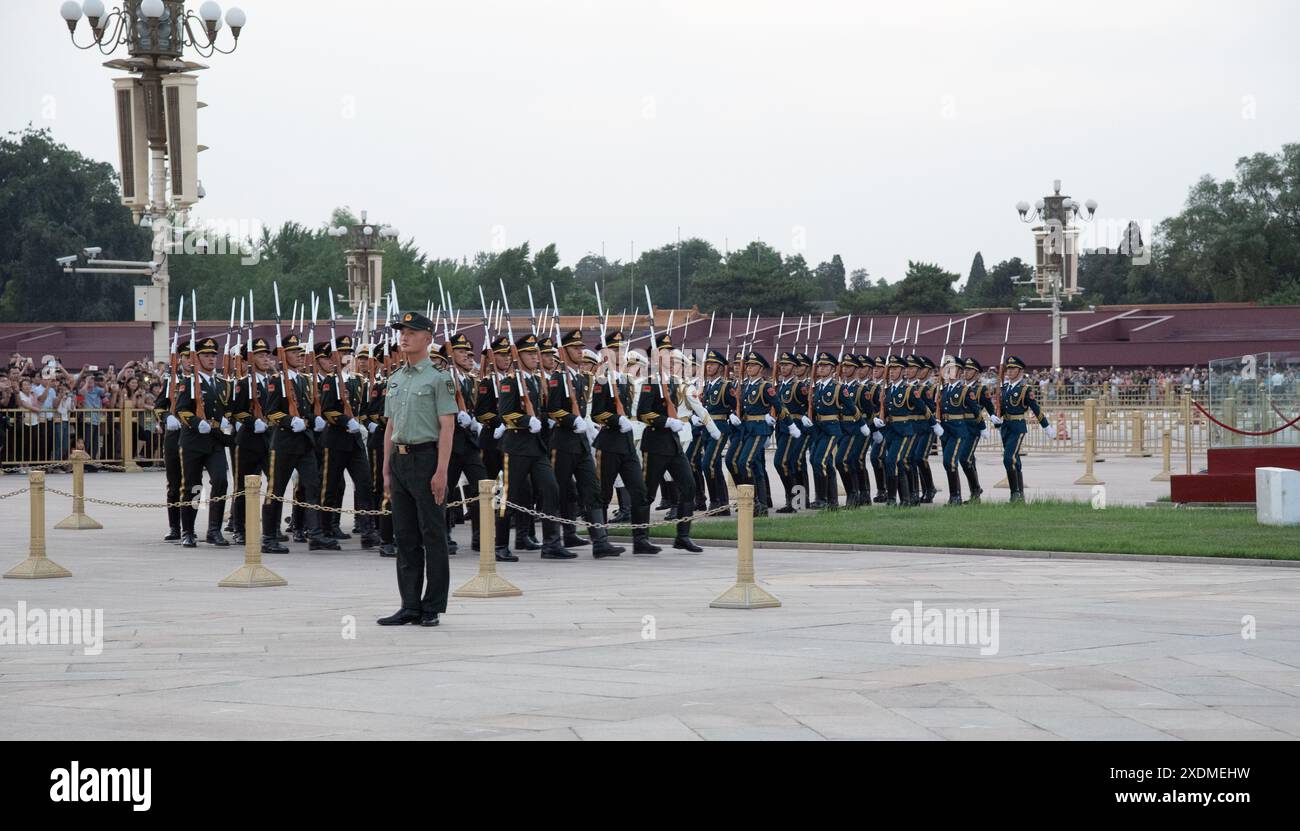 Chinesische Militärsoldaten paraden in voller Synchronisierung Tiananmen Platz Peking China Stockfoto