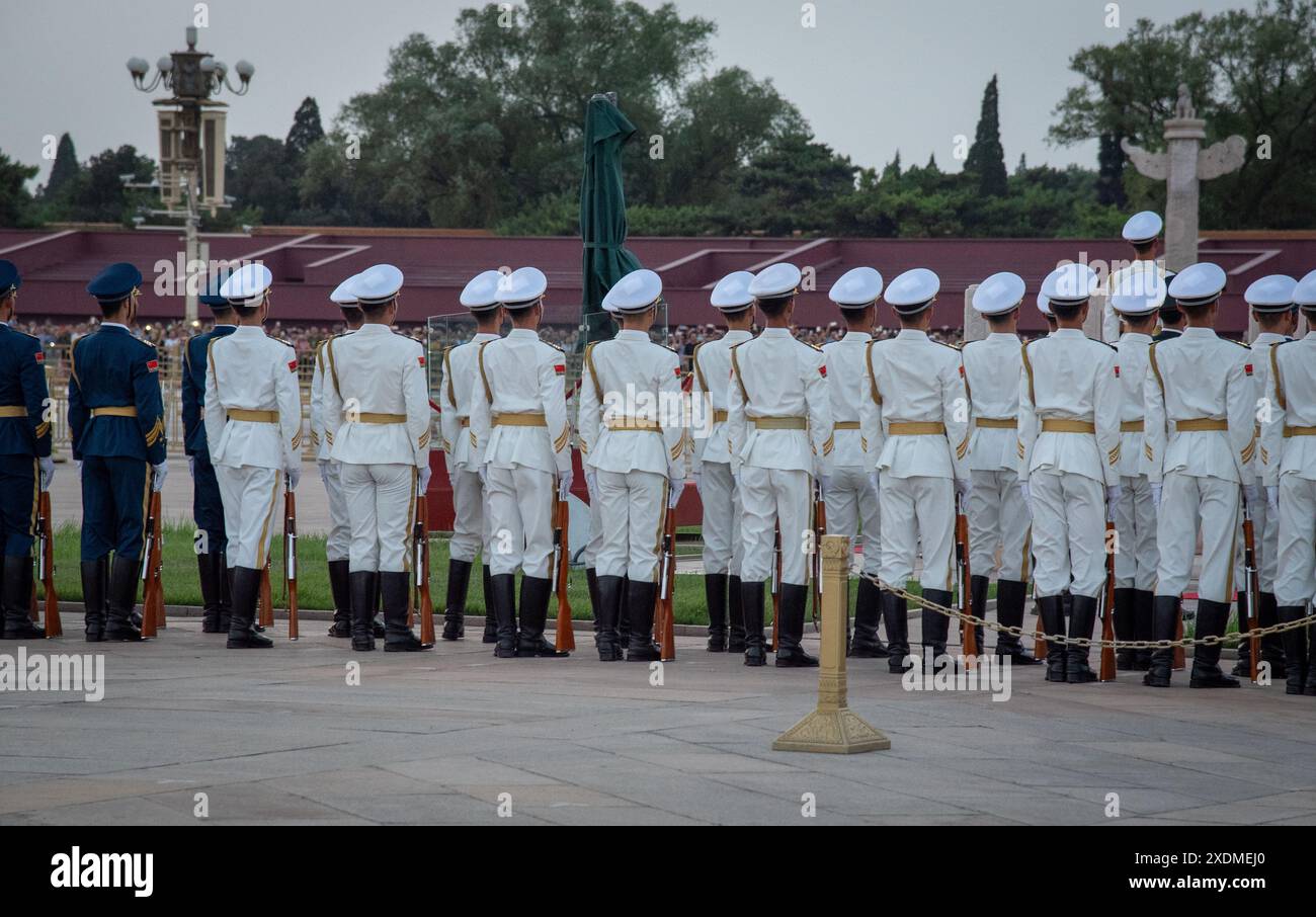 Chinesische Militärsoldaten paraden in voller Synchronisierung Tiananmen Platz Peking China Stockfoto
