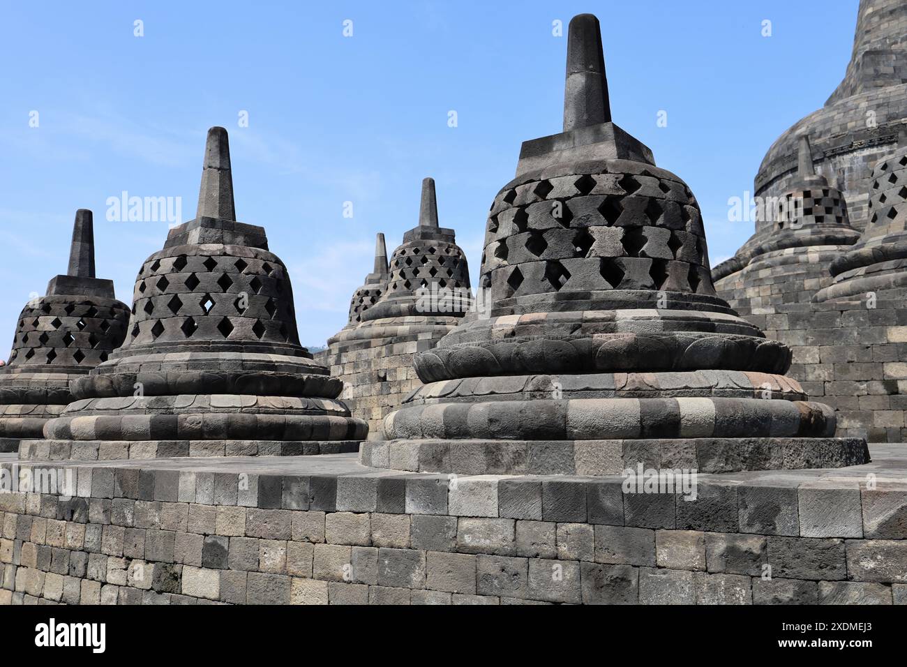 Buddhistische Stupas im Tempel von Borobudur. Java, Indonesien Stockfoto