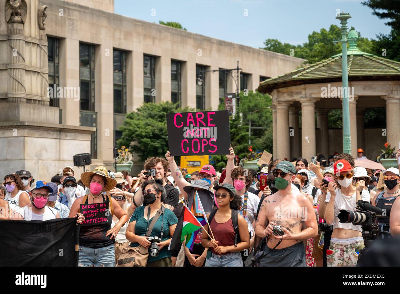 Demonstranten unter der Führung queerer Aktivisten versammeln sich auf Brooklyns Grand Army Plaza, um gegen die haushaltspolitischen Entscheidungen der Regierung von New York City Bürgermeister Eric Adams zu protestieren. insbesondere die Finanzierung von Kürzungen des New York Public Library-Systems und die Genehmigung von 225 Millionen Dollar für eine Polizeiausbildungseinrichtung am 23. Juni 2024. Die Demonstranten erheben auch Einwände gegen die Beteiligung der Stadt an Pride-Ereignissen, die sie als Propagandaakte betrachten. (Foto: Matthew Rodier/SIPA USA) Credit: SIPA USA/Alamy Live News Stockfoto