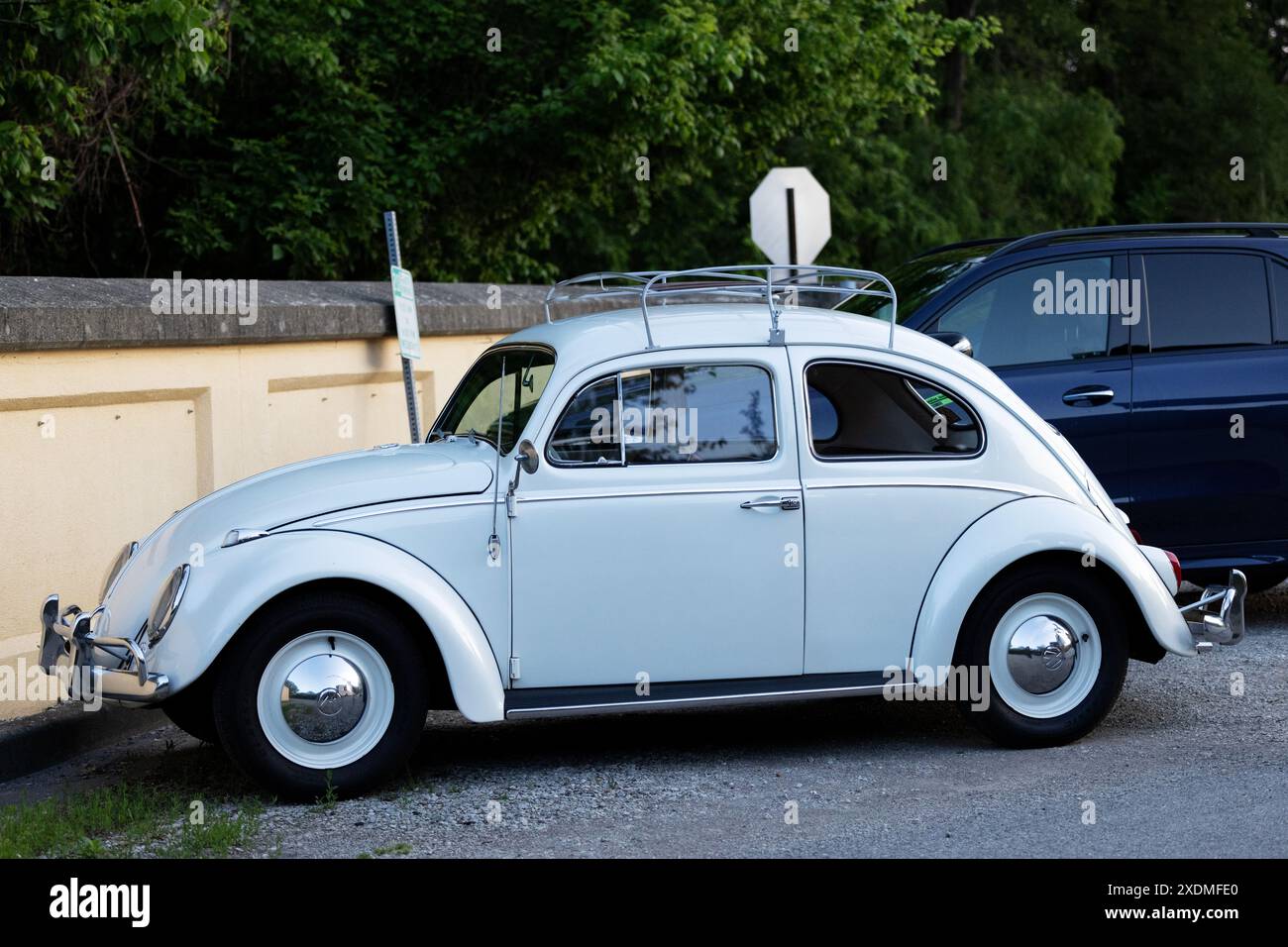 Ein hellblauer Vintage-Volkswagen-Käfer mit Dachträger und Chrom-Radkappen. Stockfoto