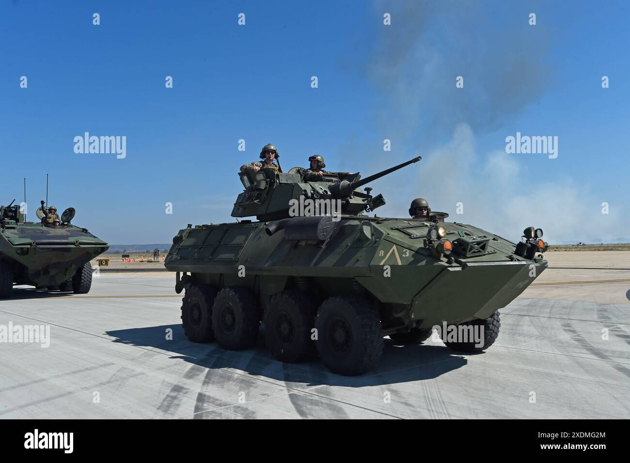 United States Marines Riding Light Armored Vehicle (LAV) Stockfoto