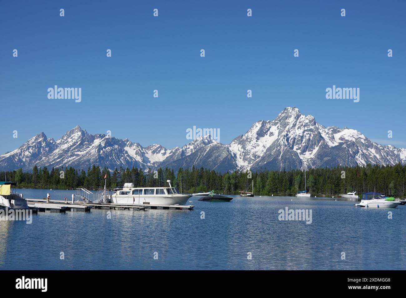 Colter Bay Village Marina Dock am Jackson Lake mit den schneebedeckten Grand Teton Bergen im Hintergrund im Grand Teton National Park, Wyoming Stockfoto