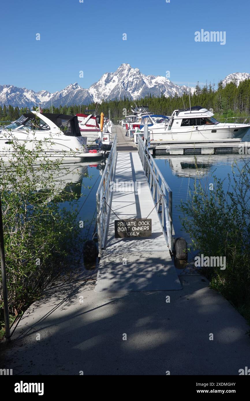 Colter Bay Village Marina Dock am Jackson Lake mit den schneebedeckten Grand Teton Bergen im Hintergrund im Grand Teton National Park, Wyoming Stockfoto