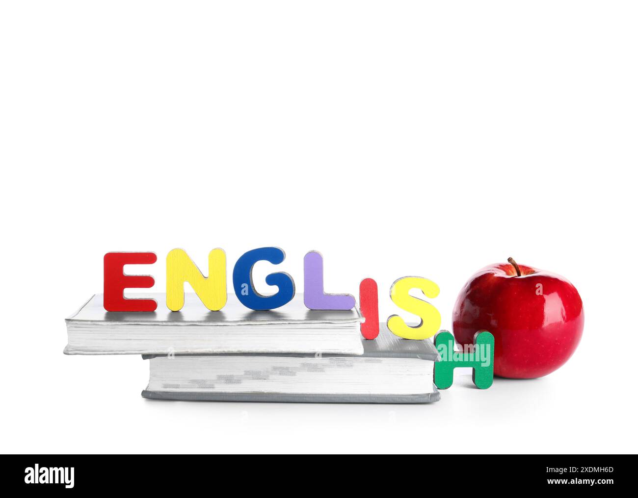 Word ENGLISH aus Holzbriefen mit Büchern und frischem Apfel isoliert auf weißem Hintergrund Stockfoto