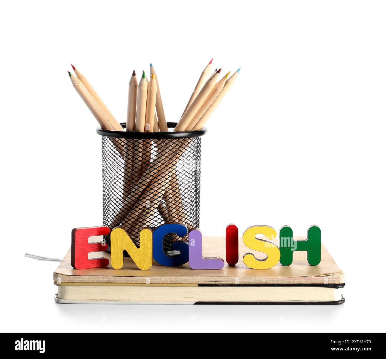 Text LERNEN SIE ENGLISCH aus hölzernen Buchstaben mit Schreibwaren isoliert auf weißem Hintergrund Stockfoto