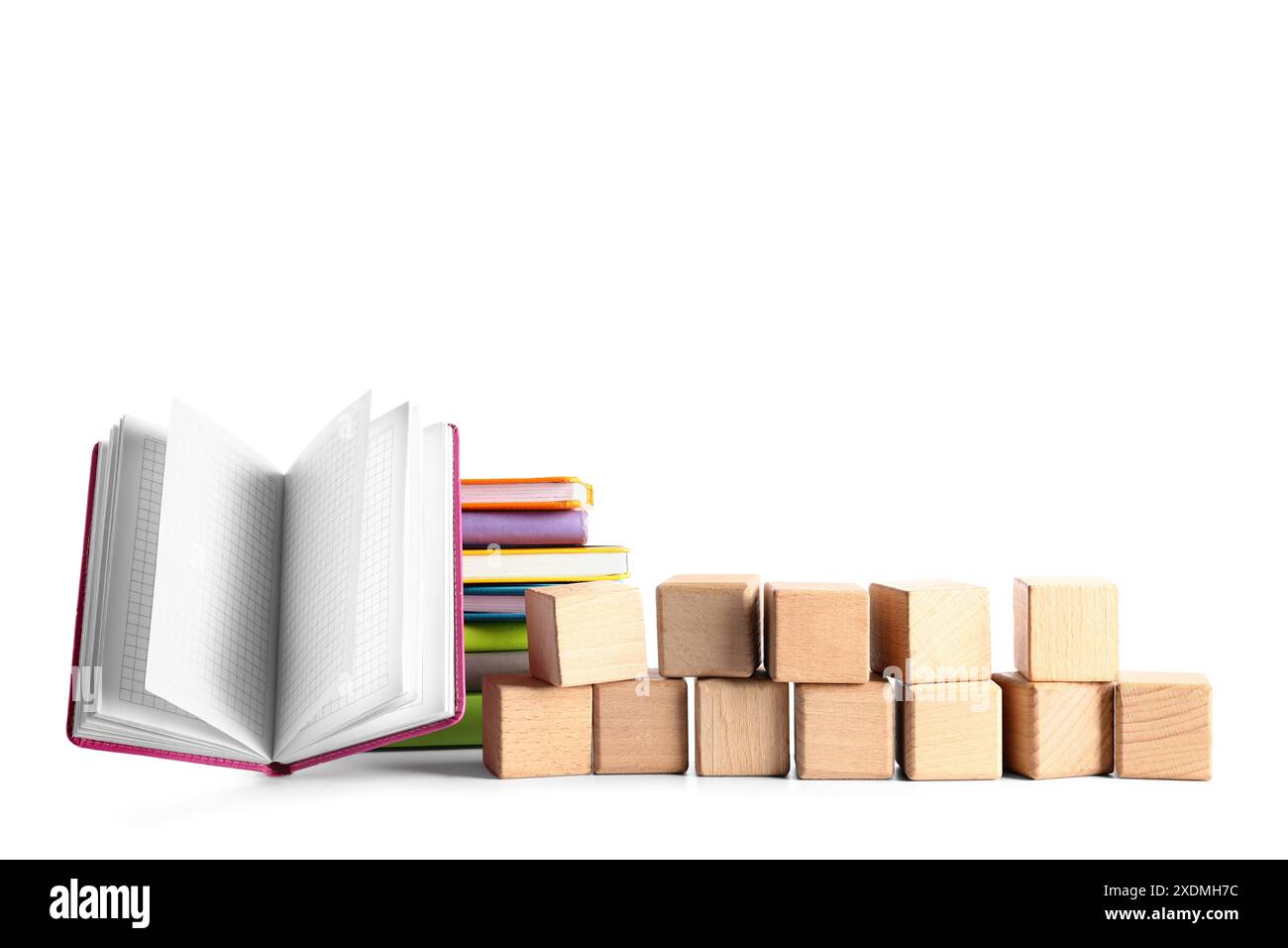 Holzwürfel mit vielen Notizbüchern auf weißem Hintergrund Stockfoto