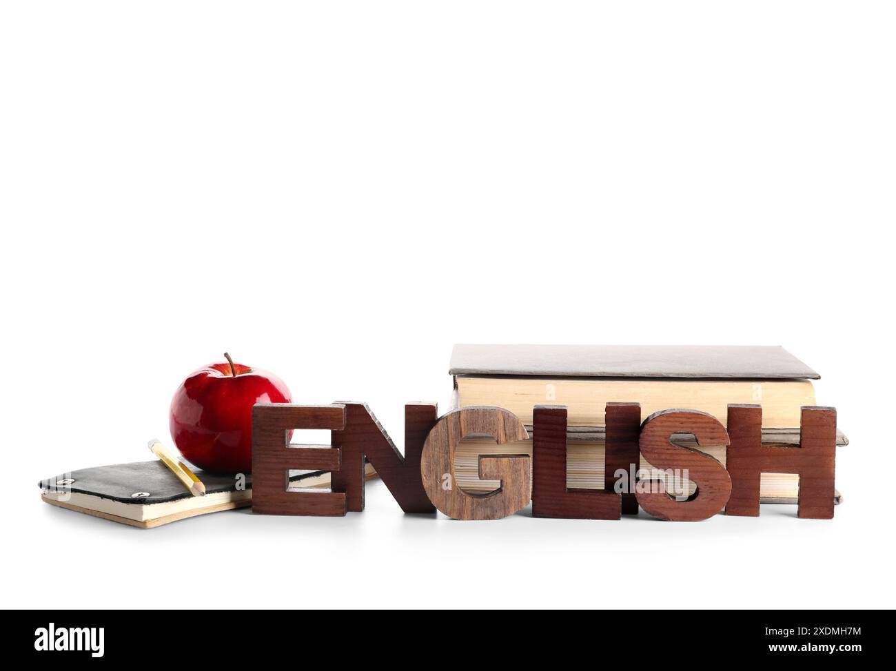 Word ENGLISH gemacht aus hölzernen Buchstaben mit Schreibwaren und frischem Apfel isoliert auf weißem Hintergrund Stockfoto
