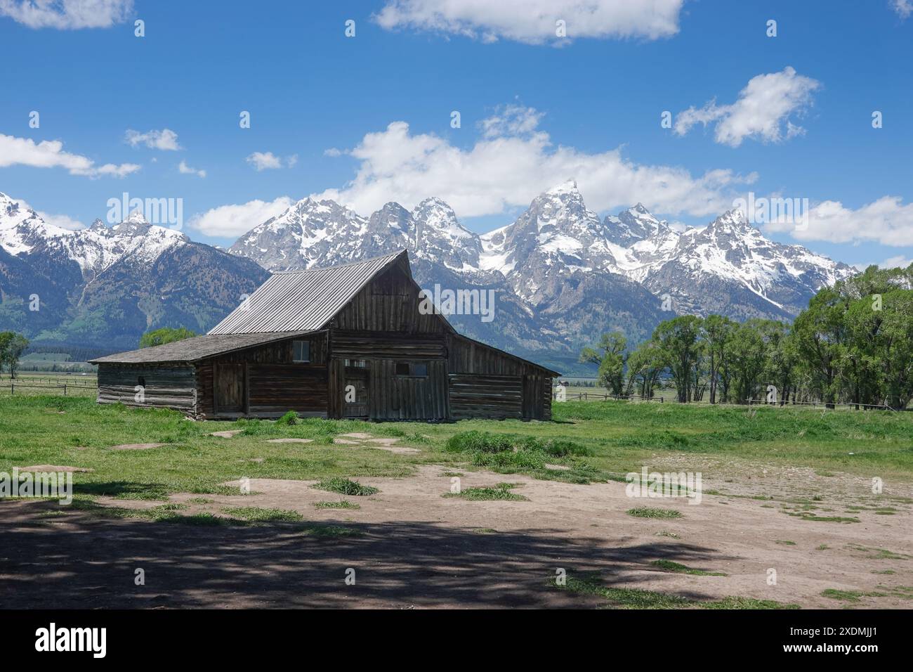 T.A. Moulton Barn im Mormon Row Historic District im Teton County. Wyoming, Vereinigte Staaten . Mit den Grand Tetons im Hintergrund Stockfoto