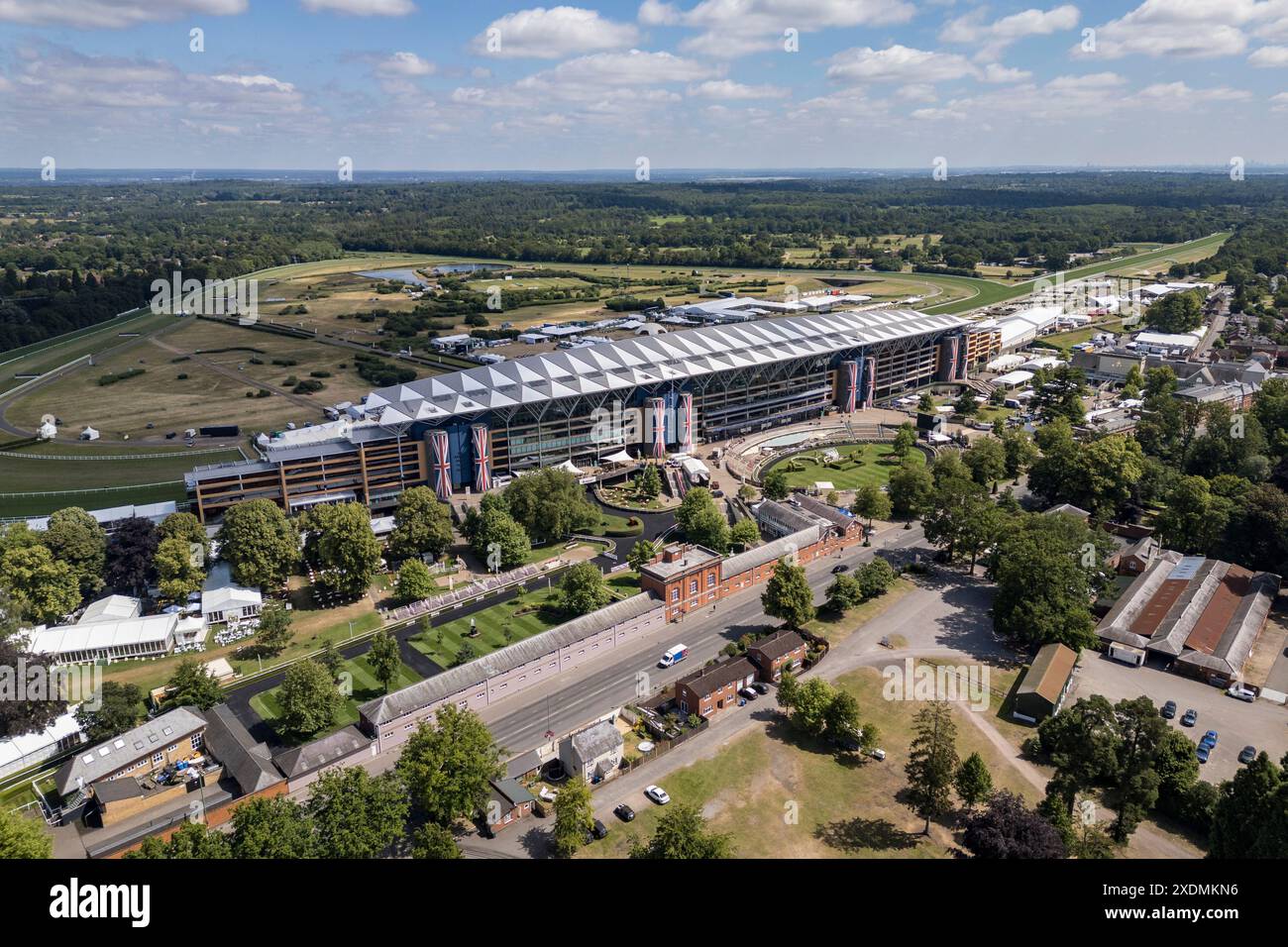 Luftaufnahme der Haupttribüne von Ascot Racecourse, Berkshire, Großbritannien. Stockfoto