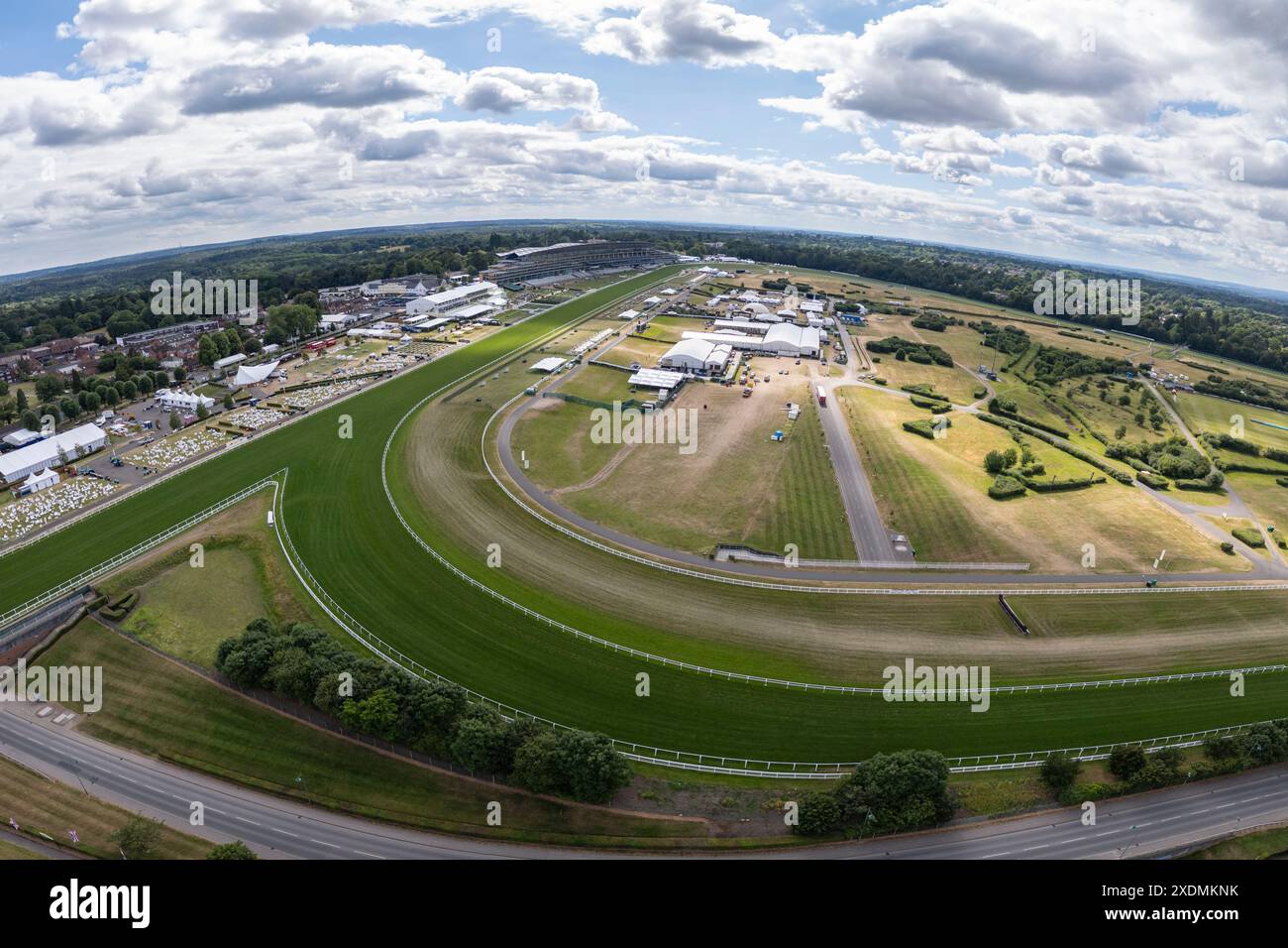 Weitwinkelansicht der letzten Ecke der Old Mile, die zur Hauptgeraden der Ascot Racecourse in Berkshire, Großbritannien führt. Stockfoto