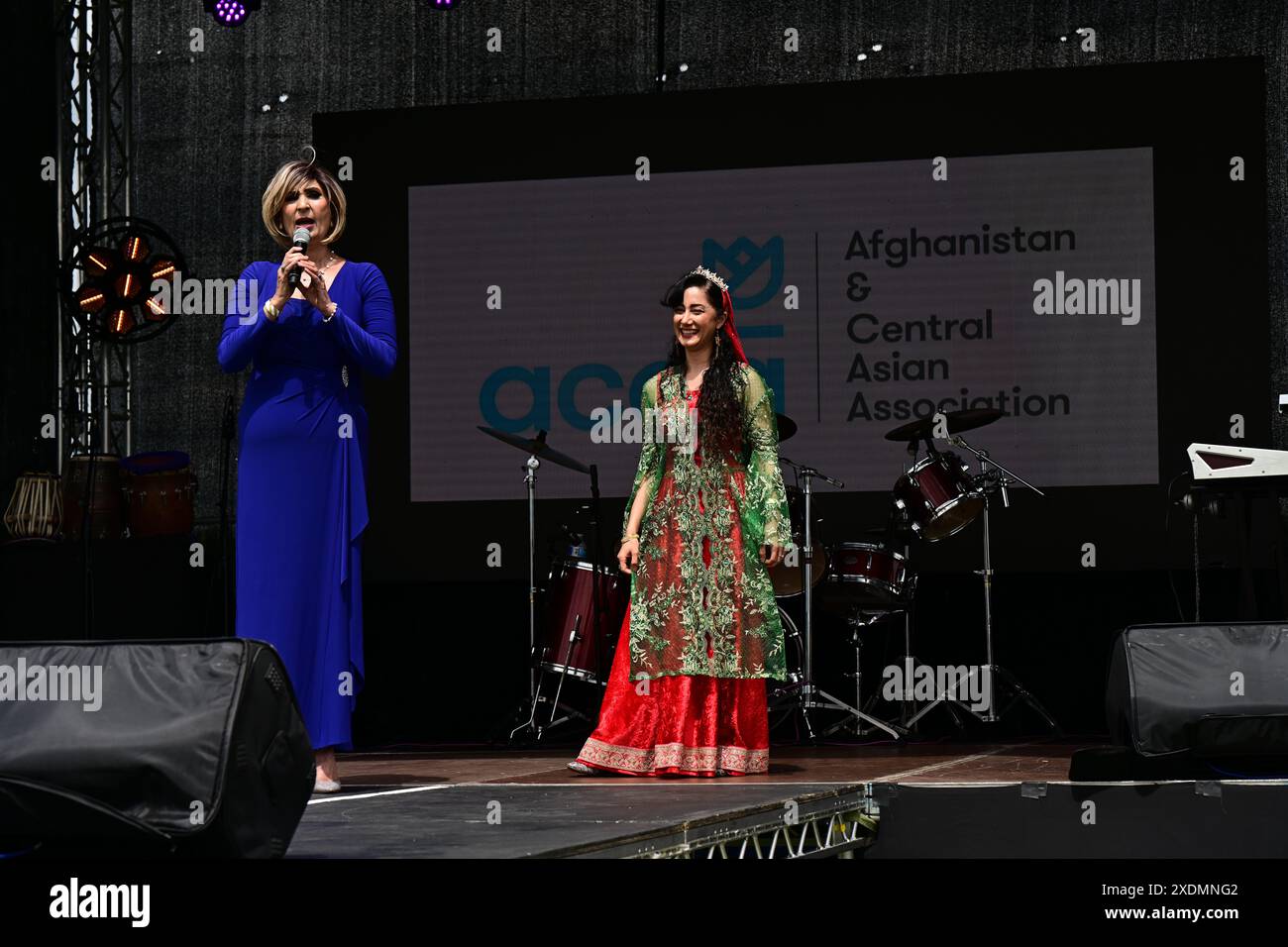 LONDON, GROSSBRITANNIEN. Juni 2024. Nazira Karimi ist Moderatorin und Sara von der afghanischen Gemeinde veranstaltet jährlich eine Feier des ACAA Refugee Week Festival 2024, um Musik, Tanz, Essen und Kunsthandwerk aus Afghanistan und Zentralasien sowie Kinderaktivitäten im Cranford Community College in London, Großbritannien, zu präsentieren. Quelle: Siehe Li/Picture Capital/Alamy Live News Stockfoto