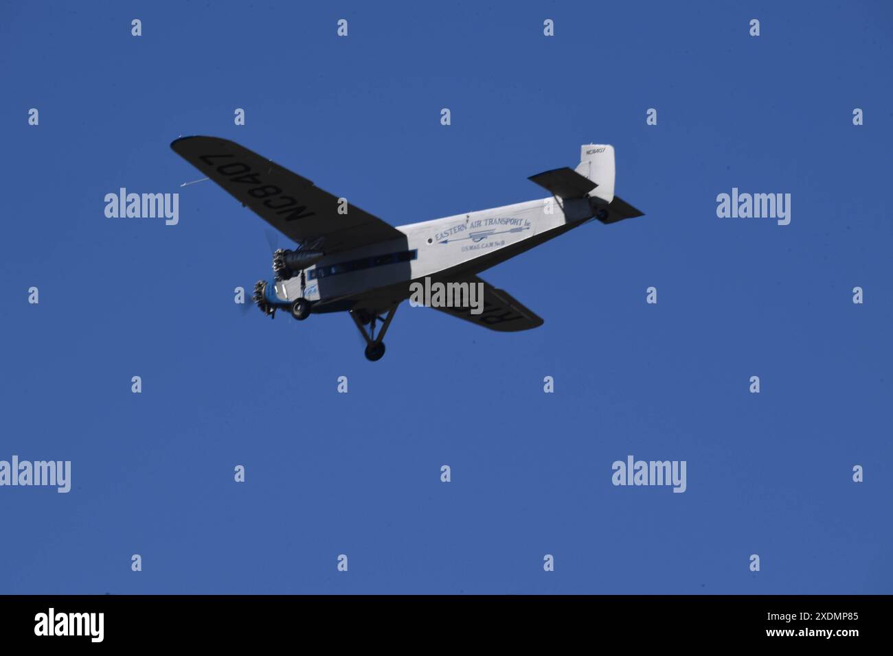 Ford Trimotor im Flug über San Diego, Kalifornien Stockfoto