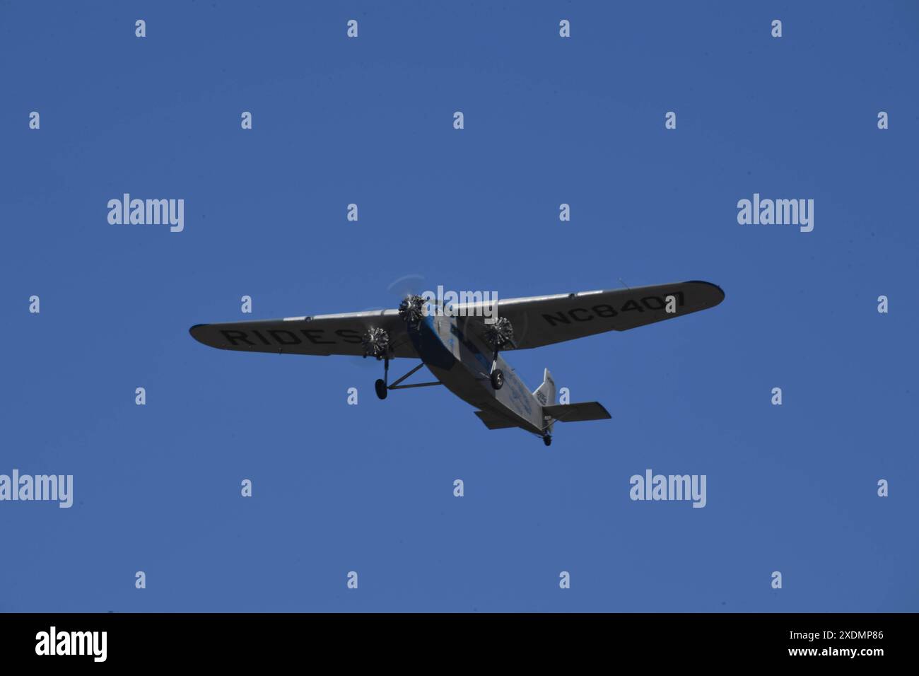 Ford Trimotor im Flug über San Diego, Kalifornien Stockfoto