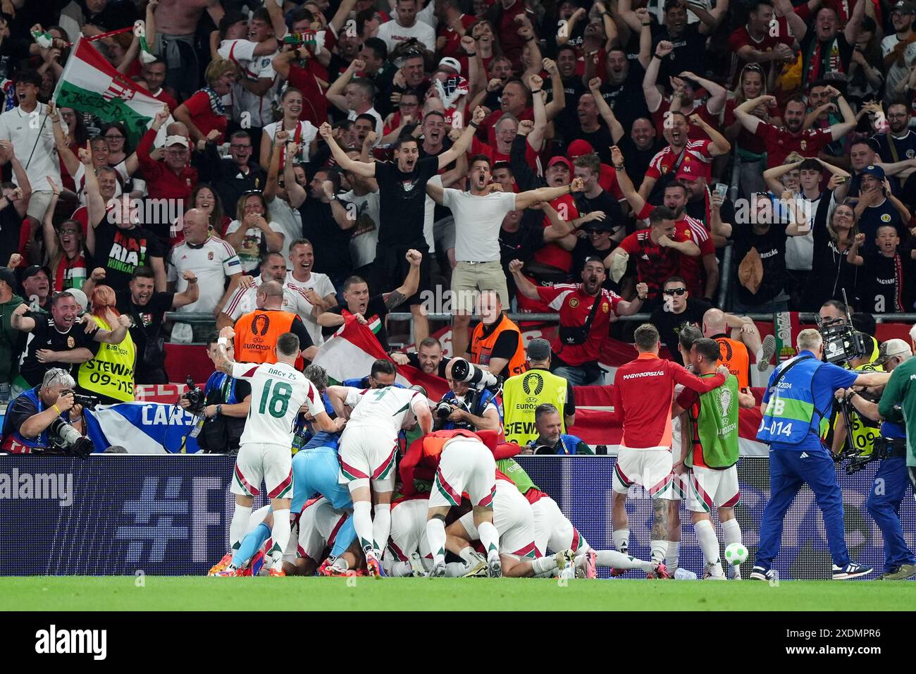 Der ungarische Kevin Csoboth feiert mit seinen Teamkollegen, nachdem er beim Gruppenspiel der UEFA Euro 2024 in der Stuttgarter Arena das erste Tor des Spiels erzielt hat. Bilddatum: Sonntag, 23. Juni 2024. Stockfoto