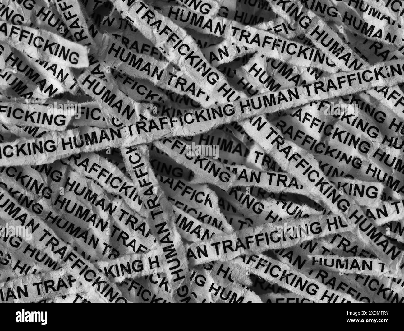 Zeitungsstreifen mit den Worten Menschenhandel. Schwarz-weiß. Nahaufnahme. Stockfoto