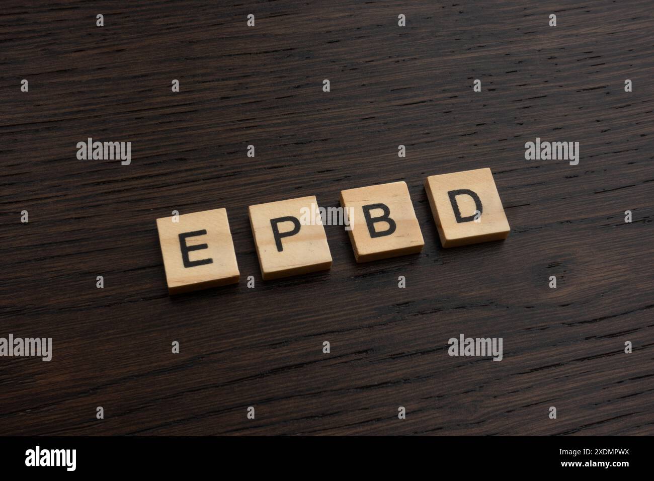 Richtlinie über die Gesamtenergieeffizienz von Gebäuden (EPBD), die den Übergang der Gesamtenergieeffizienz in der EU regelt, geschrieben mit Holzblockbuchstaben Stockfoto