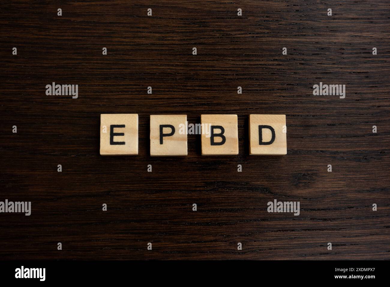 Richtlinie über die Gesamtenergieeffizienz von Gebäuden (EPBD), die den Übergang der Gesamtenergieeffizienz in der EU regelt, geschrieben mit Holzblockbuchstaben Stockfoto