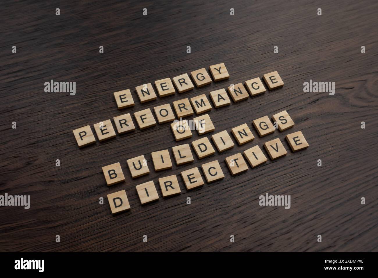 Richtlinie über die Gesamtenergieeffizienz von Gebäuden (EPBD), die den Übergang der Gesamtenergieeffizienz in der EU regelt, geschrieben mit Holzblockbuchstaben Stockfoto