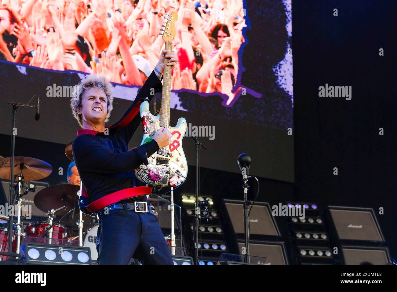 Newport, Großbritannien. Juni 2024. Gitarrist und Sänger Billie Joe Armstrong tritt live mit der US-amerikanischen Punkband Green Day auf dem Isle of Wight Festival auf. (Foto: Dawn Fletcher-Park/SOPA Images/SIPA USA) Credit: SIPA USA/Alamy Live News Stockfoto