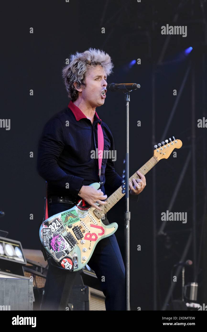 Newport, Großbritannien. Juni 2024. Gitarrist und Sänger Billie Joe Armstrong tritt live mit der US-amerikanischen Punkband Green Day auf dem Isle of Wight Festival auf. (Foto: Dawn Fletcher-Park/SOPA Images/SIPA USA) Credit: SIPA USA/Alamy Live News Stockfoto