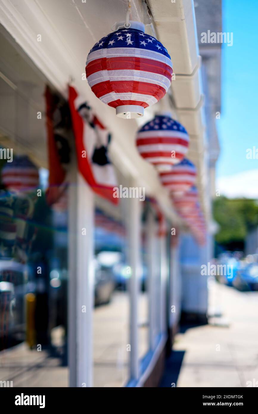 Dekorationen am 4. Juli zieren eine kleine Stadt in Neuengland. Stockfoto