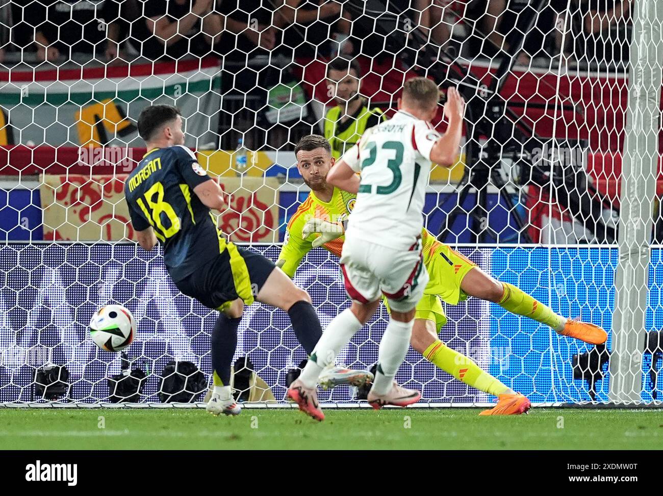 Der ungarische Kevin Csoboth erzielt das erste Tor des Spiels während des Gruppenspiels der UEFA Euro 2024 in der Stuttgarter Arena. Bilddatum: Sonntag, 23. Juni 2024. Stockfoto