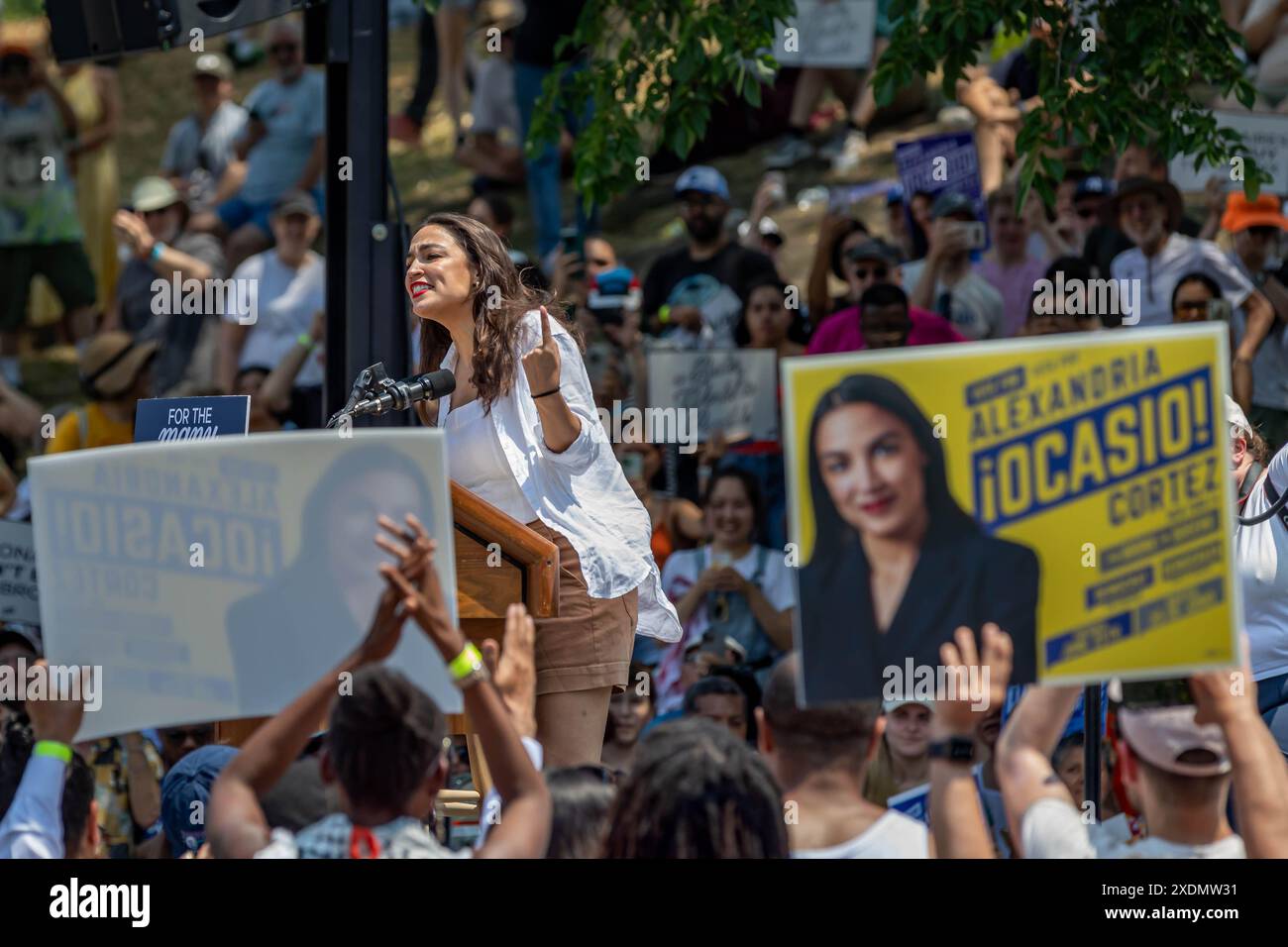 NEW YORK, NEW YORK – 22. JUNI: Alexandria Ocasio-Cortez, D-N.Y., spricht am Wochenende vor dem New York Democratic Primary St. Mary's Park am 22. JUNI 2024 im Stadtteil Bronx von New York City. (Foto: Michael Nigro/SIPA USA) Credit: SIPA USA/Alamy Live News Stockfoto