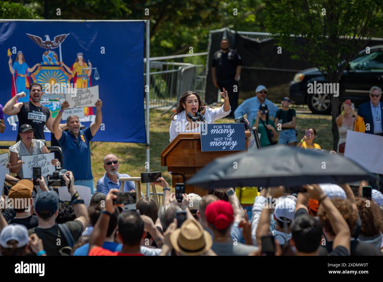 NEW YORK, NEW YORK – 22. JUNI: Alexandria Ocasio-Cortez, D-N.Y., spricht am Wochenende vor dem New York Democratic Primary St. Mary's Park am 22. JUNI 2024 im Stadtteil Bronx von New York City. (Foto: Michael Nigro/SIPA USA) Credit: SIPA USA/Alamy Live News Stockfoto