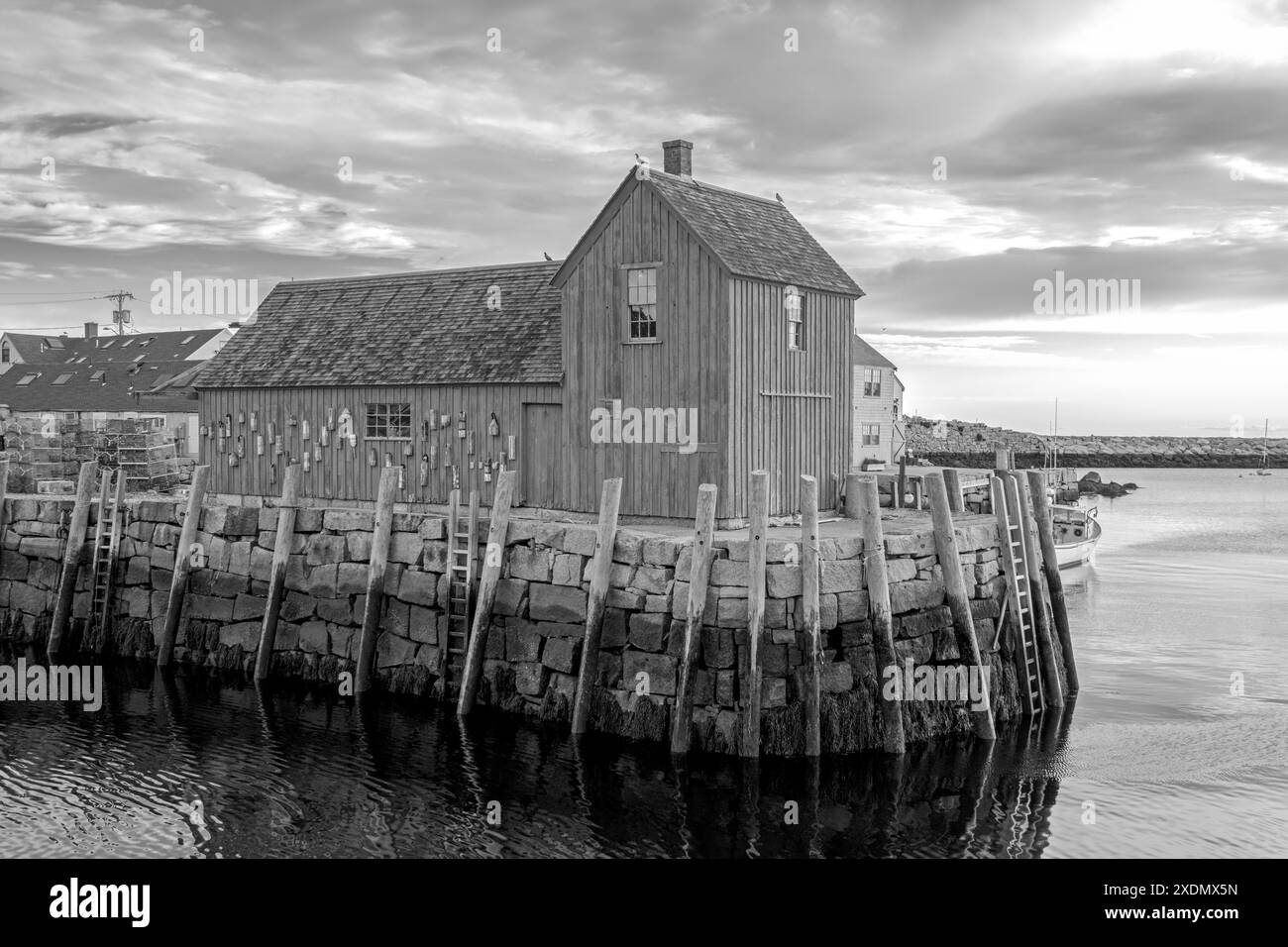 Drei Tauben sitzen auf dem Dach des Rockport Harbour mit Motiv Nr. 1 an einem frühen Mittsommer New England Morgen. - Rockport Massachusetts Stockfoto