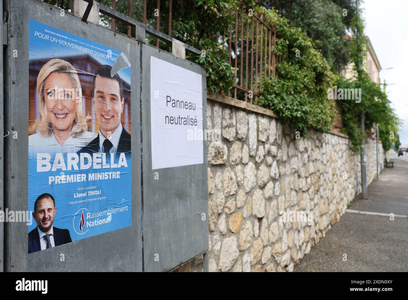 Vence, Frankreich. Juni 2024. Ein rechtsextremes Poster bei den französischen Schnellwahlen. Kredit: M.. Bariona/Alamy Live News Stockfoto