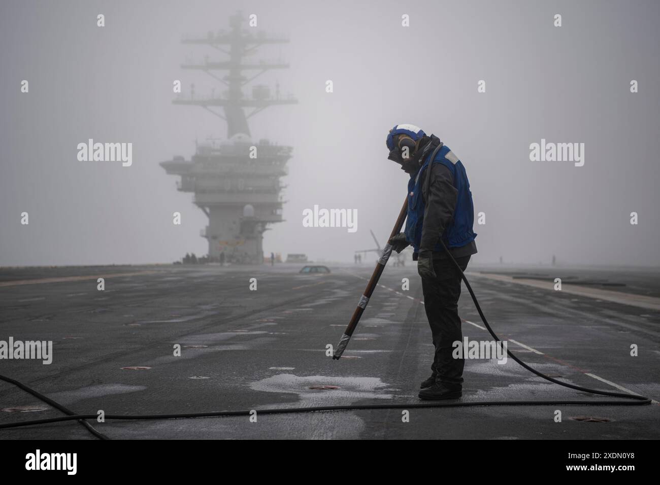 Airman Caden Hurtado aus Snyder, Texas, reinigt ein Auge auf dem Flugdeck des Flugzeugträgers USS Nimitz (CVN 68). Nimitz führt nach einer sechsmonatigen geplanten inkrementellen Wartungszeit bei der Puget Sound Naval Shipyard in Bremerton, Washington, Routineoperationen durch. (Foto der US Navy von Kenneth Lagadi, Spezialist für Massenkommunikation, 2. Klasse) Stockfoto