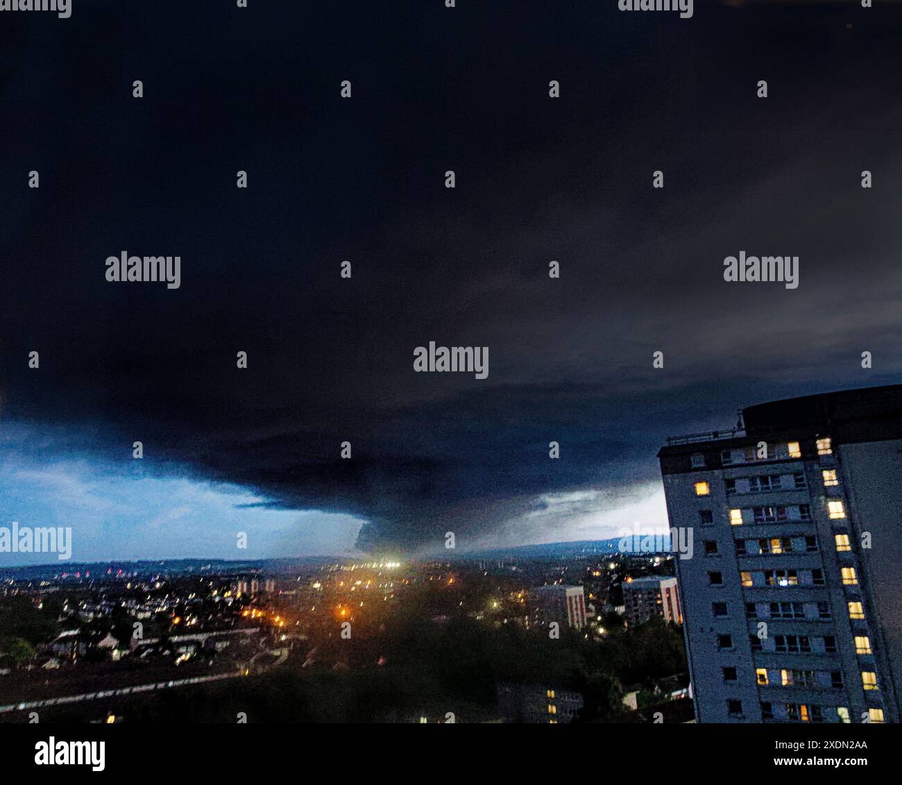 Glasgow, Schottland, Großbritannien. 23. Juni 2024: Wetter in Großbritannien: Ein massiver Industriebeuer in der Enva-Anlage verursachte eine massive schwarze Wolkenwolke über ganz glasgow, die in die Nacht einbrach und aus drei Meilen Entfernung mit einer Länge von 7 Meilen dargestellt wurde. Credit Gerard Ferry/Alamy Live News Stockfoto