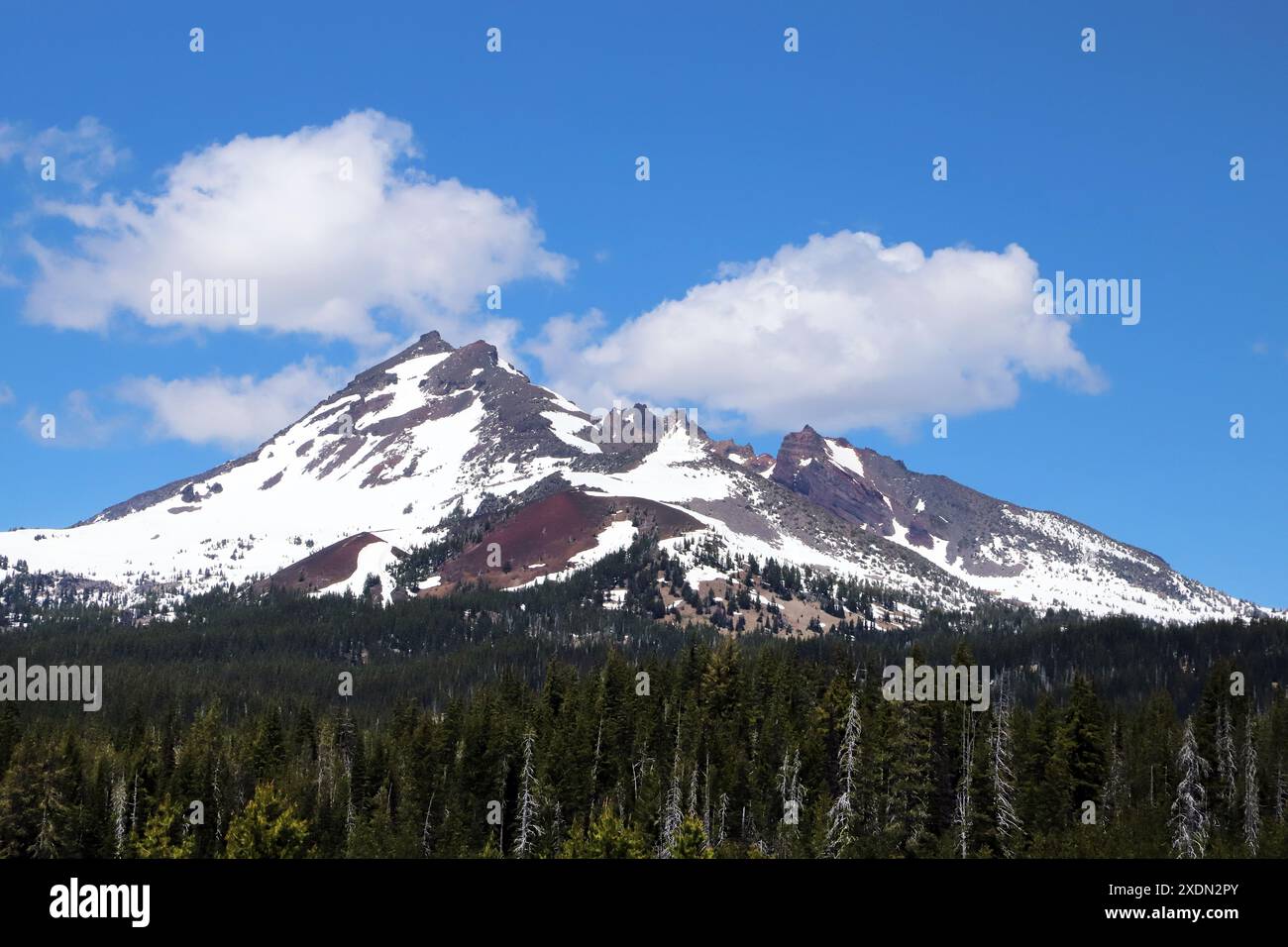 Broken Top Peak, ein ruhender Vulkan in der Three Sisters Wilderness im Deschutes National Forest in Zentral-Oregon, von der Cascade Lakes High aus gesehen Stockfoto