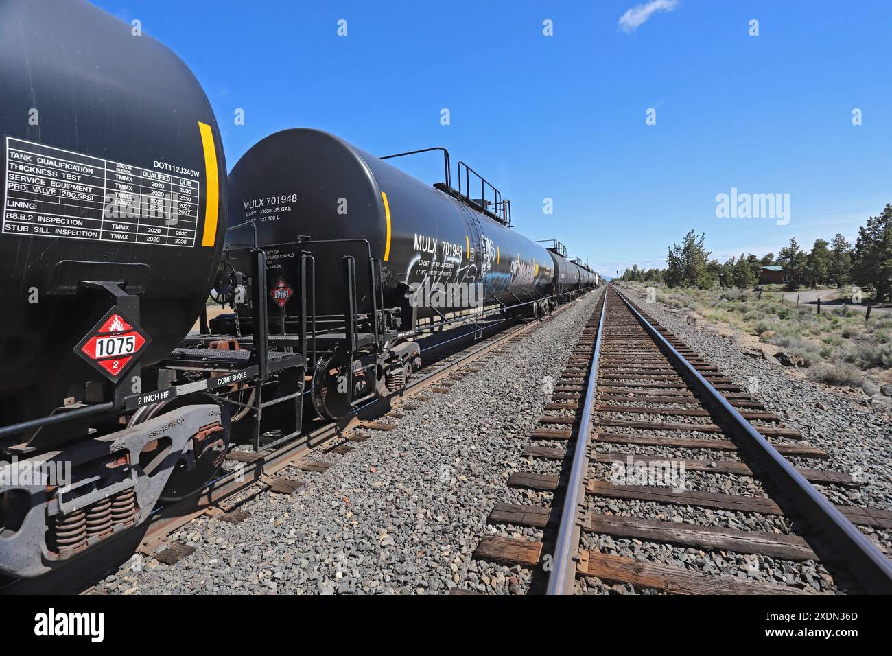 Ein BNSF-Motor (Burlington Northern Santa Fe) zieht eine Meile lange „Ölbahn“, Autos, die mit Rohöl oder einer anderen explosiven Flüssigkeit gefüllt sind) nach Norden in Richtung Th Stockfoto
