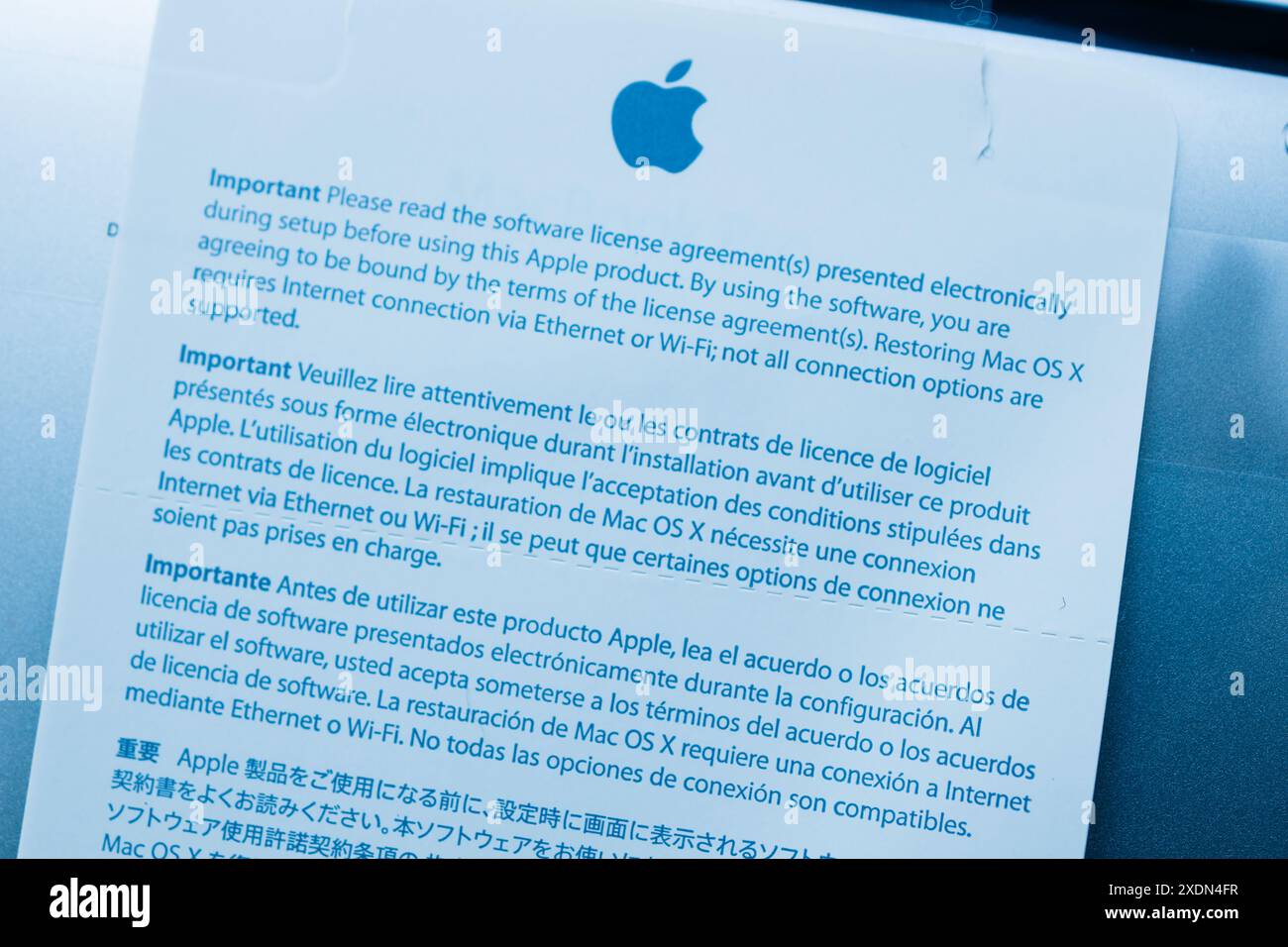 Frankfurt, Deutschland - 14. Januar 2015: Mitteilung über die Lizenzvereinbarung für Apple-Produkte in mehreren Sprachen, in der die Bedeutung der Lektüre betont wird Stockfoto